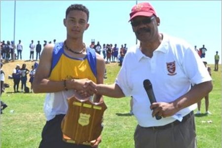 Mnr Wilson oorhandig die SWAMGA skild aan Albert Myburgh se spankaptein